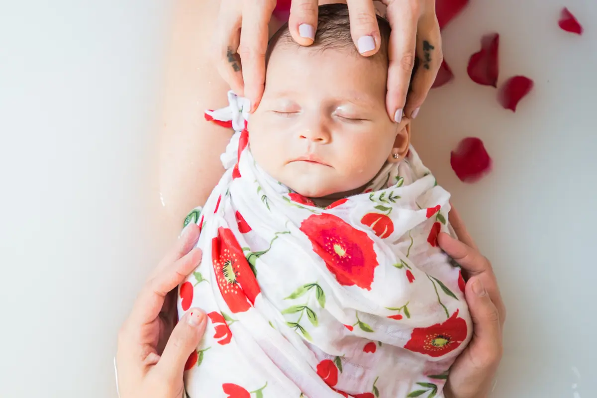 Baby spa en Barcelona: bebé flotando en la bañera individual