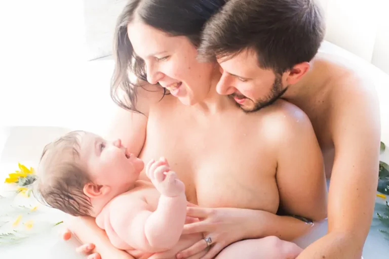 Padres con su bebé en un baño de leche del Family Baby Pack